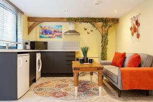 Forest 2BR Apt gated free Parking 2 acres Garden