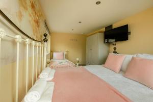 Forest 2BR Apt gated free Parking 2 acres Garden