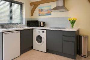 Forest 2BR Apt gated free Parking 2 acres Garden