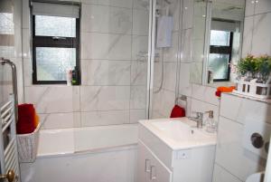 Forest 2BR Apt gated free Parking 2 acres Garden