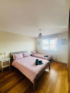 Penthouse Apartment - Town Centre, Sea Views, Secure Parking