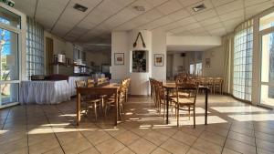 Maisons de vacances Centre de Vacances CPCV Normandie a 50 metres de la plage de Houlgate : photos des chambres