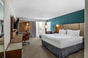 Standard King Room room in Courtyard by Marriott Oxnard/Ventura