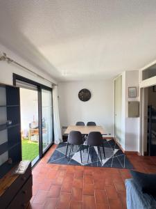 Studio dans résidence, piscine lagon, tennis et aire de jeux