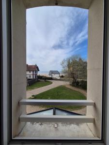 Maisons de vacances Centre de Vacances CPCV Normandie a 50 metres de la plage de Houlgate : photos des chambres