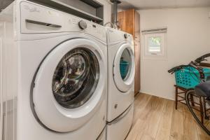 Cozy Bee Hive- Cheerful Stay Near Town