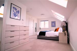 Grandeur at Kennedy-Charming Getaway-5 Bedrooms- Sleeps 9-WiFi- Parking