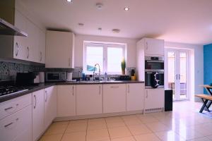 Grandeur at Kennedy-Trendy Getaway-5 Bedrooms- Sleeps 9-WiFi- Parking