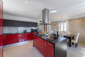 Holiday House Tramonto with Pool, Sunset View & Pet Friendly, Donji Humac, Brač