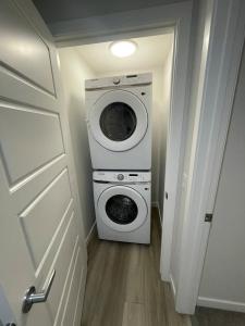 Modern 2 Bedroom Suite 15mins from Airport Sleeps 4