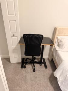 Modern 2 Bedroom Suite 15mins from Airport Sleeps 4
