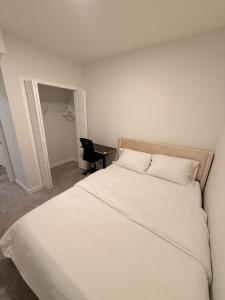 Modern 2 Bedroom Suite 15mins from Airport Sleeps 4