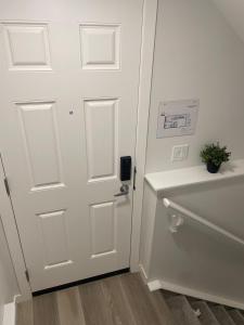Modern 2 Bedroom Suite 15mins from Airport Sleeps 4