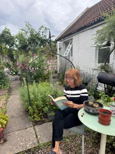 Charming 3 Bed Cottage , Private Budget Room , Free street parking , strong Fibre Optic Internet , Garden