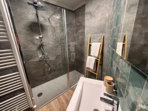 F2 dans résidence avec 3 piscines