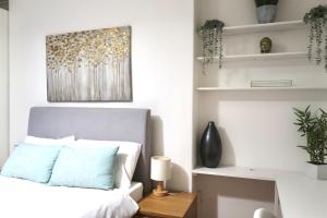 Stylish 3-bed apartment in London within walking distance to tube stations