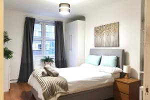 Stylish 3-bed apartment in London within walking distance to tube stations