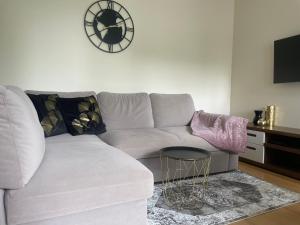 Vijolie West Exclusive