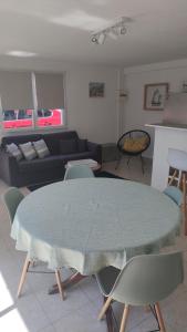 "Les barbiots" Jolie dépendance proche plages