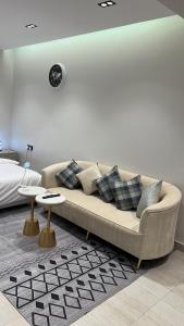 استديو هادئ بسرير ماستر وجلسة جانبية