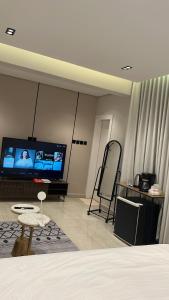 استديو هادئ بسرير ماستر وجلسة جانبية