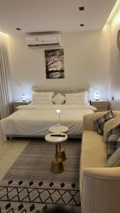 استديو هادئ بسرير ماستر وجلسة جانبية