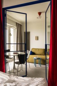 Cinema 1114 Quorum apartment with projector