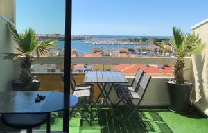 Studio mezzanine Cap d’Agde vue sur port et mer