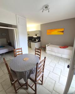 APPARTEMENTS DANS VILLA EN REZ DE JARDIN : photos des chambres