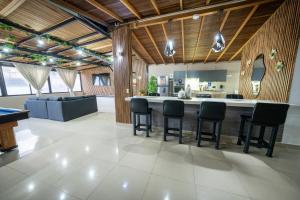 6 bedroom penthouse with pool table- 1 block from Lleras park p4
