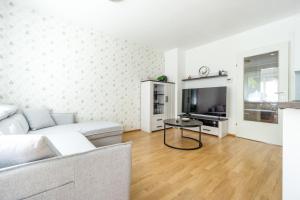 Apartment in quiet Area with Balcony and Parking, Walking distance to U1 Metro