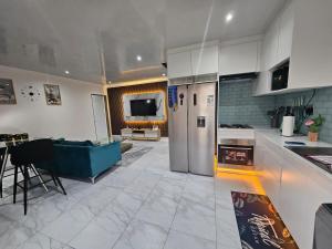 luxurious one bedroom apartment