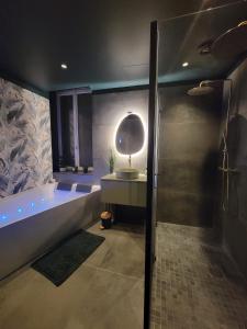 Love hotels Evasion Sauvage Love Room : photos des chambres