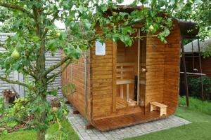 "Jabłonie i grusze" Nice home in a big garden with sauna and wifi