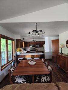 Whispering Woods Estate - Relax, Recharge, Connect - 12 wooded acres, 3 Bedrooms, 3 Baths, sleeps 10