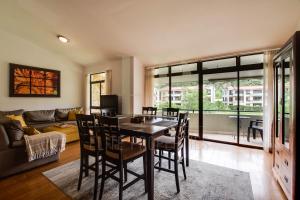 CR MARIPOSA RENTALS lakeview, spacious penthouse with office, pool, gym, Jacuzzi