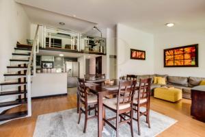 CR MARIPOSA RENTALS lakeview, spacious penthouse with office, pool, gym, Jacuzzi