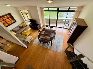 CR MARIPOSA RENTALS lakeview, spacious penthouse with office, pool, gym, Jacuzzi