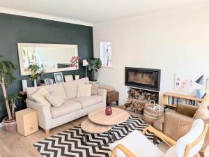 4-Bed Home, 5 min Walk to the Beach