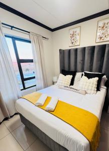 Luxury Lakeview Stay With Workspace