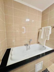 Luxury Lakeview Stay With Workspace