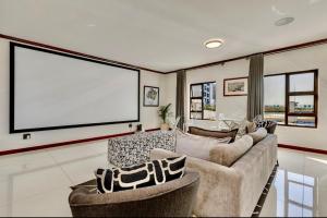 Luxury Lakeview Stay With Workspace