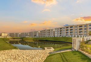 Luxury Lakeview Stay With Workspace