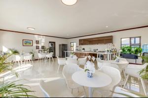 Luxury Lakeview Stay With Workspace