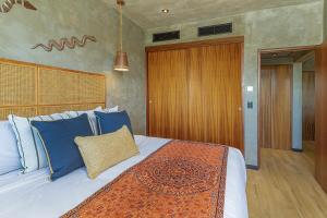 New Bamboo Káak Pool & Roof