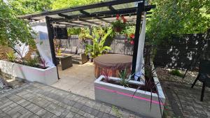 Domki i dom w sadzie Stegna z podgrzewanym basenem - prywatne jacuzzi przy domu