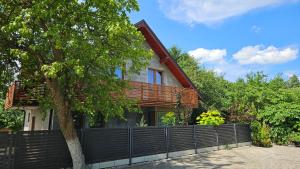 Domki i dom w sadzie Stegna z podgrzewanym basenem - prywatne jacuzzi przy domu