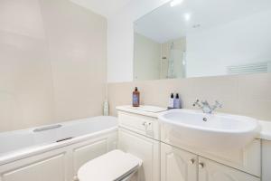 City 2BR Near Thames & Bank