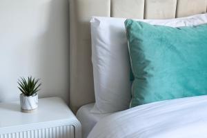 City 2BR Near Thames & Bank