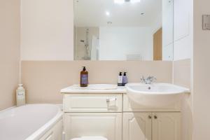 City 2BR Near Thames & Bank